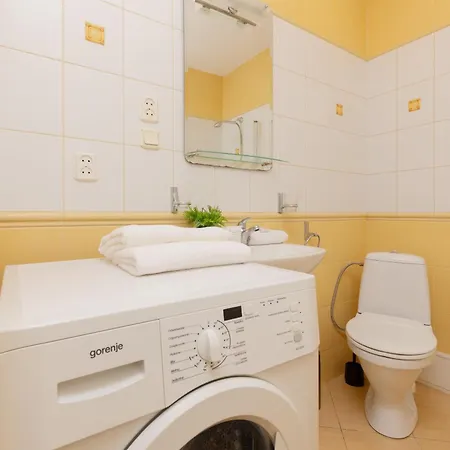 Sunny Lwowska Street Metro By Renters ורשה