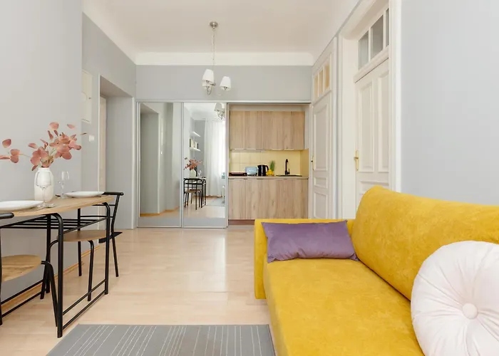 Sunny Lwowska Street Metro By Renters *