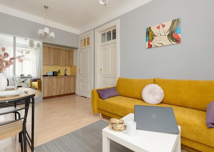 Sunny Lwowska Street Metro By Renters * Varsavia